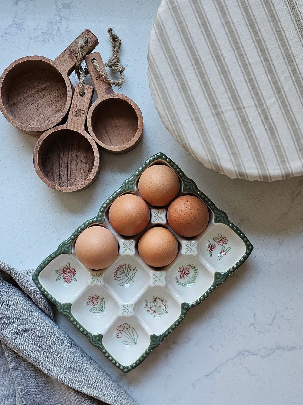 Stoneware Egg Tray with Cottage Style